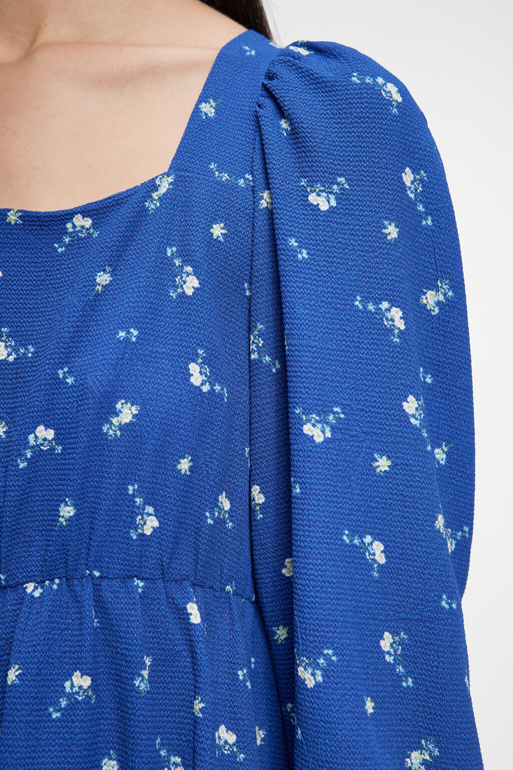 Платье мини приталенное с вырезом каре и ярусной юбкой - цвет синий - 6