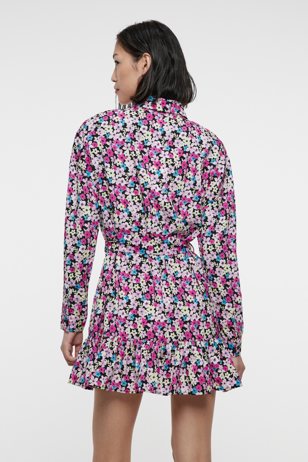 Платье-рубашка мини с поясом и воланами - цвет мультиколор - 4