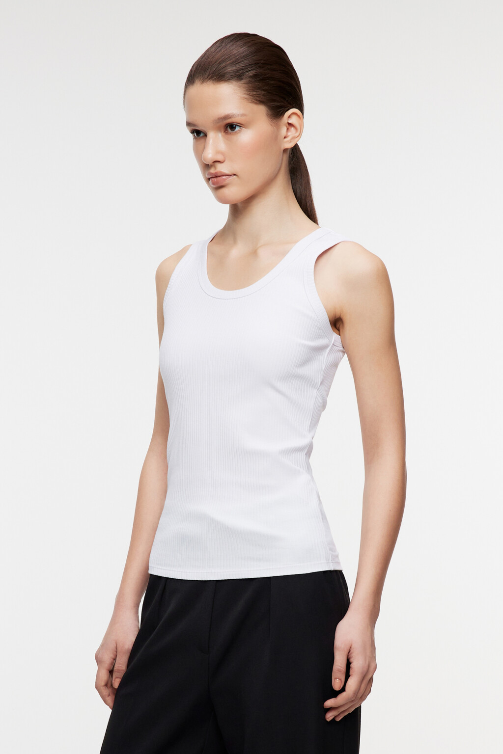 Майка хлопковая облегающая базовая в рубчик - цвет белый - 2