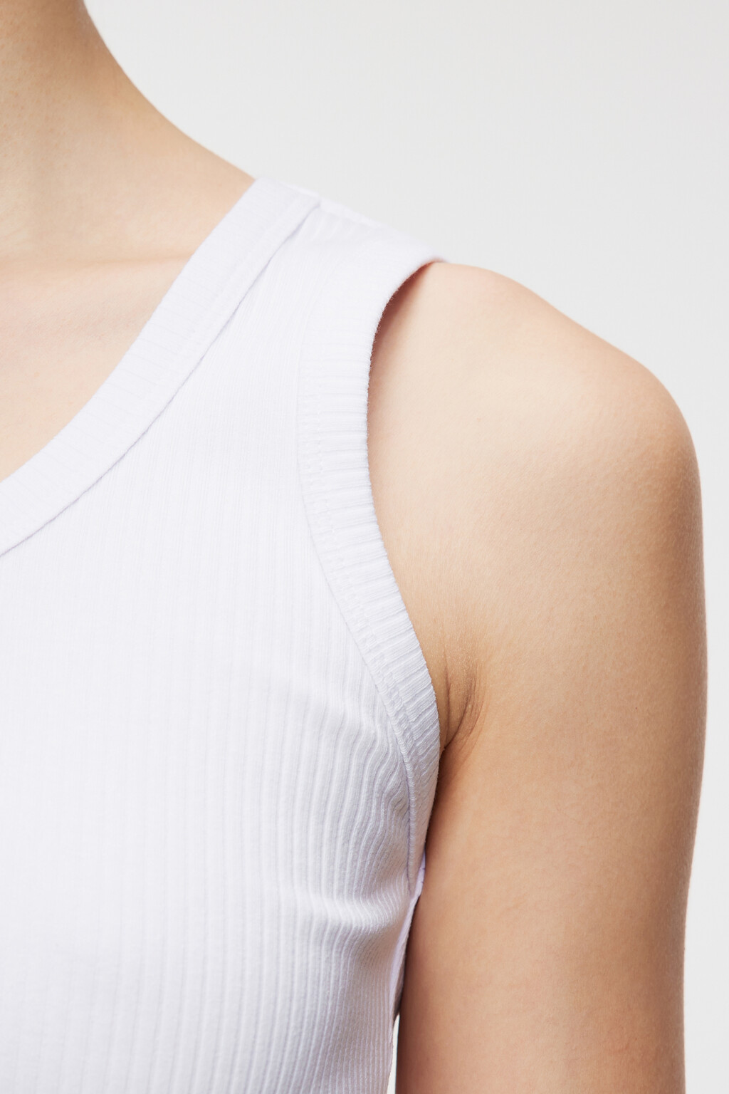 Майка хлопковая облегающая базовая в рубчик - цвет белый - 5