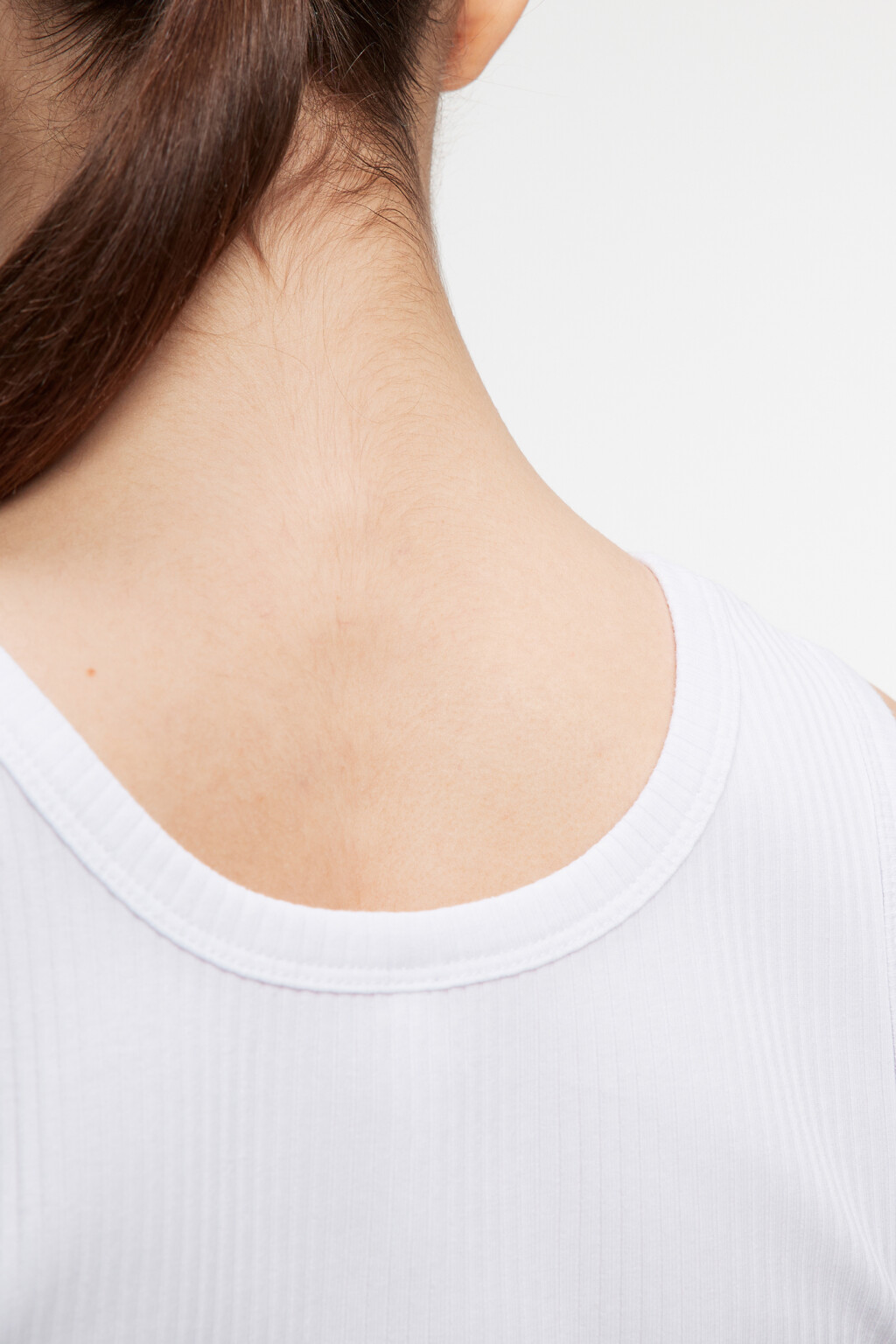 Майка хлопковая облегающая базовая в рубчик - цвет белый - 6