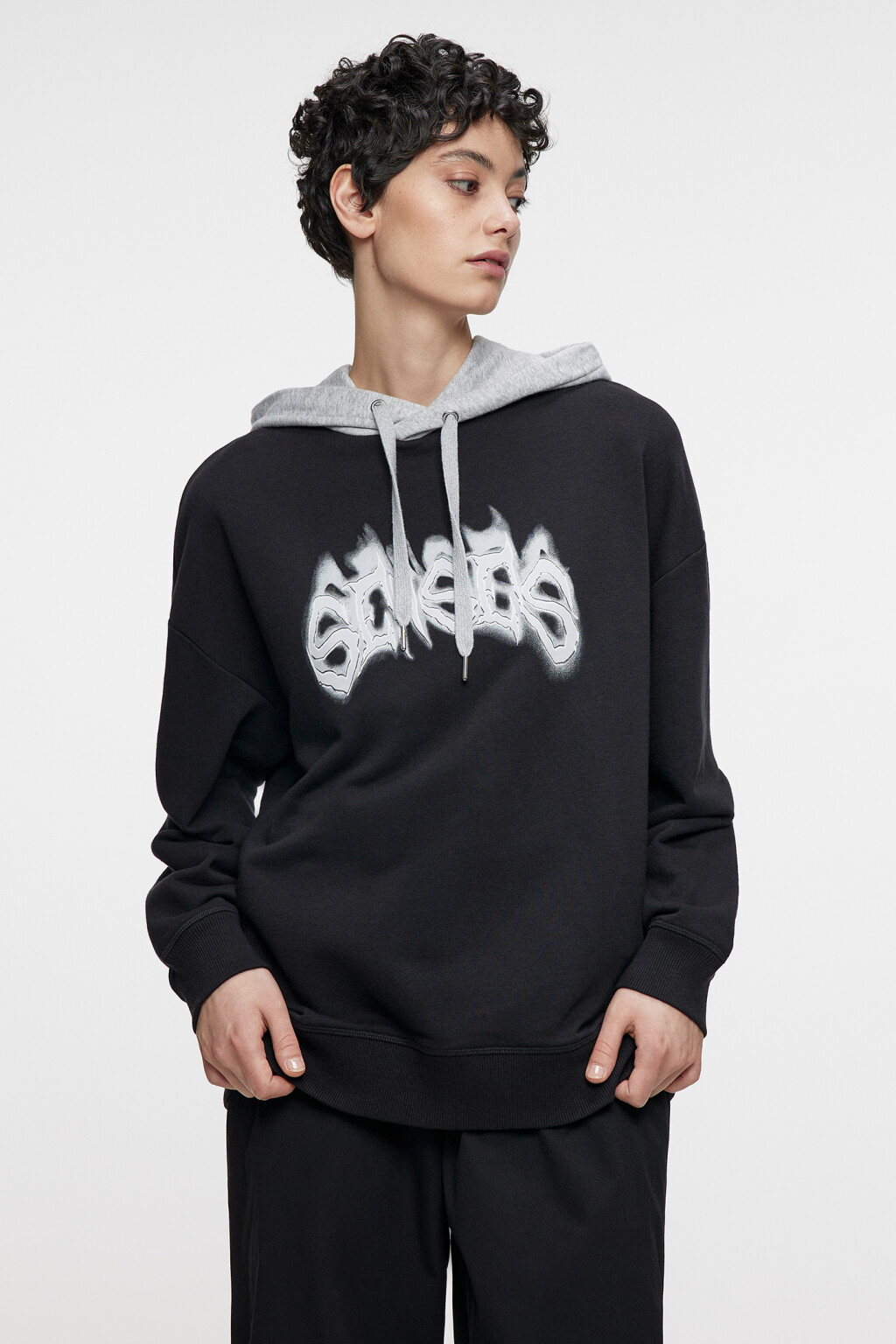 Толстовка oversize с капюшоном и принтом-надписью - цвет черный - 1