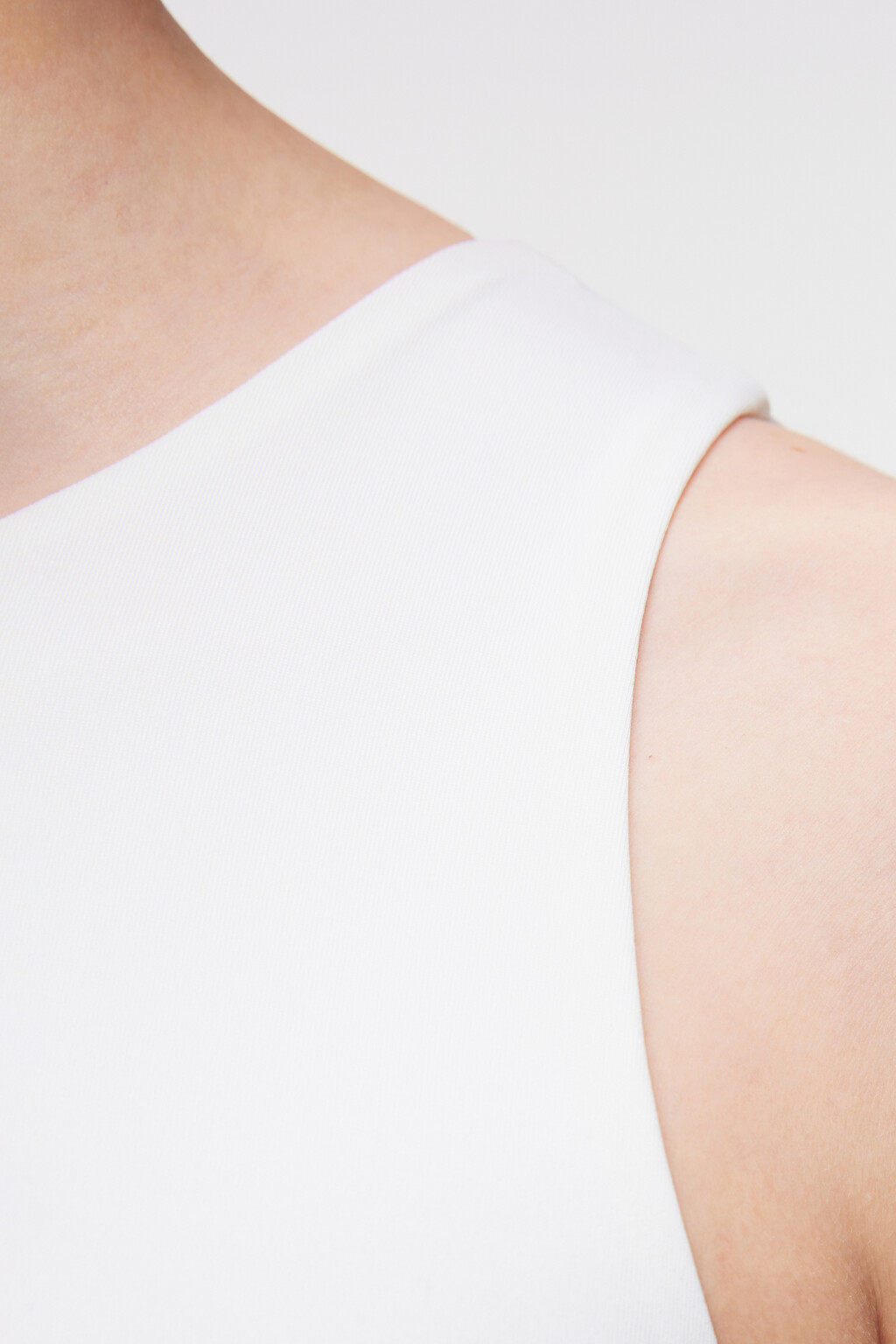 Топ-майка облегающий укороченный на широких бретелях - цвет белый - 6