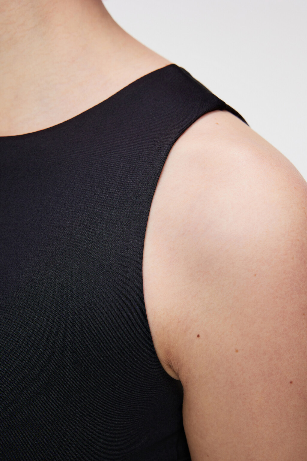 Топ-майка облегающий укороченный на широких бретелях - цвет черный - 6