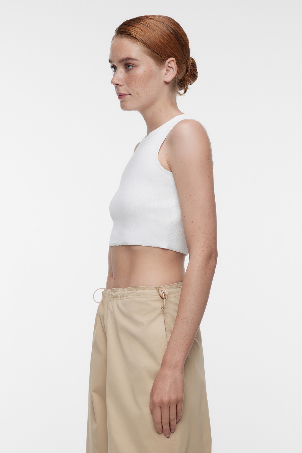 Топ-майка хлопковый укороченный на широких бретелях - цвет белый - 3