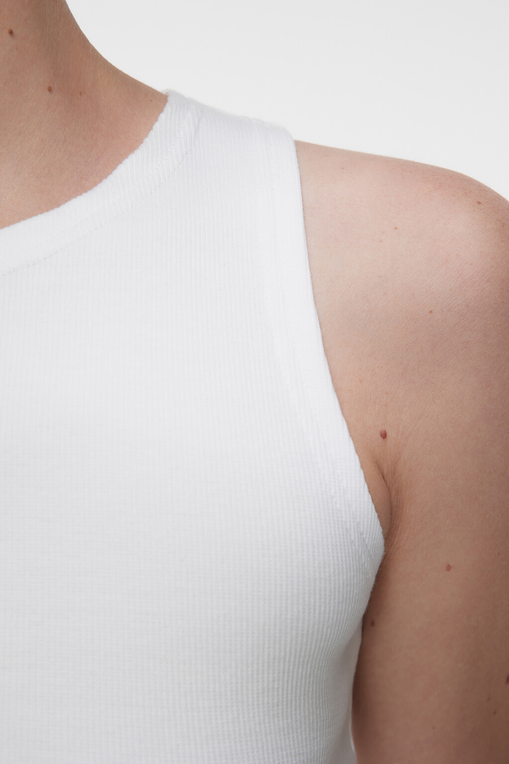 Топ-майка хлопковый укороченный на широких бретелях - цвет белый - 6