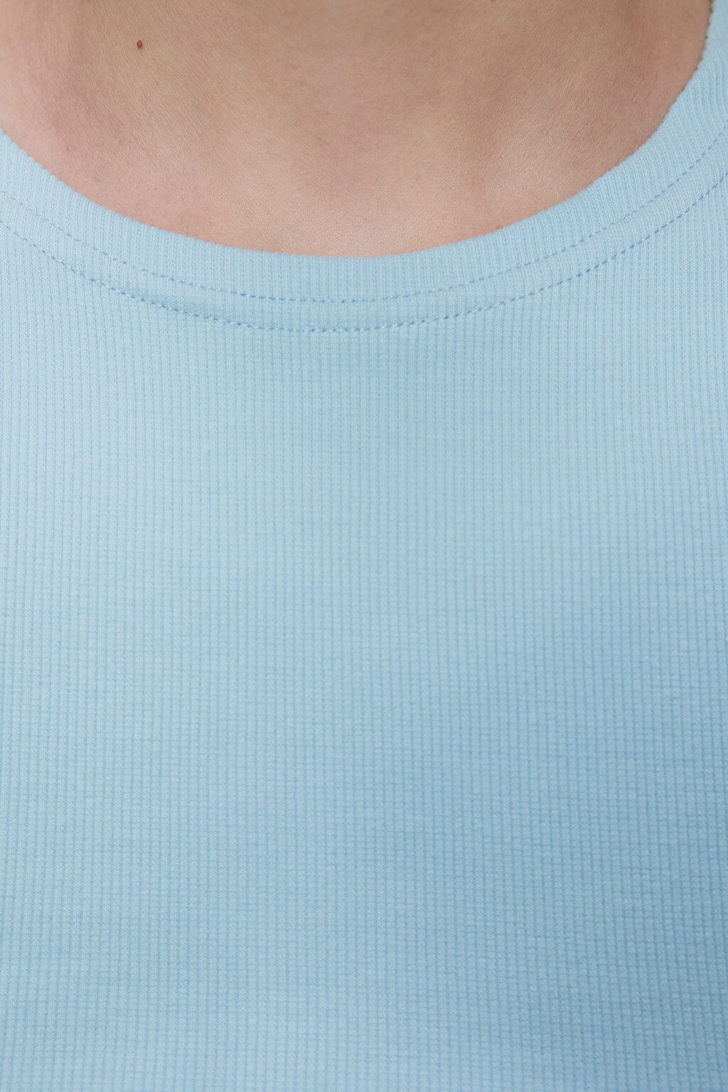 Топ-майка хлопковый укороченный на широких бретелях - цвет голубой - 5