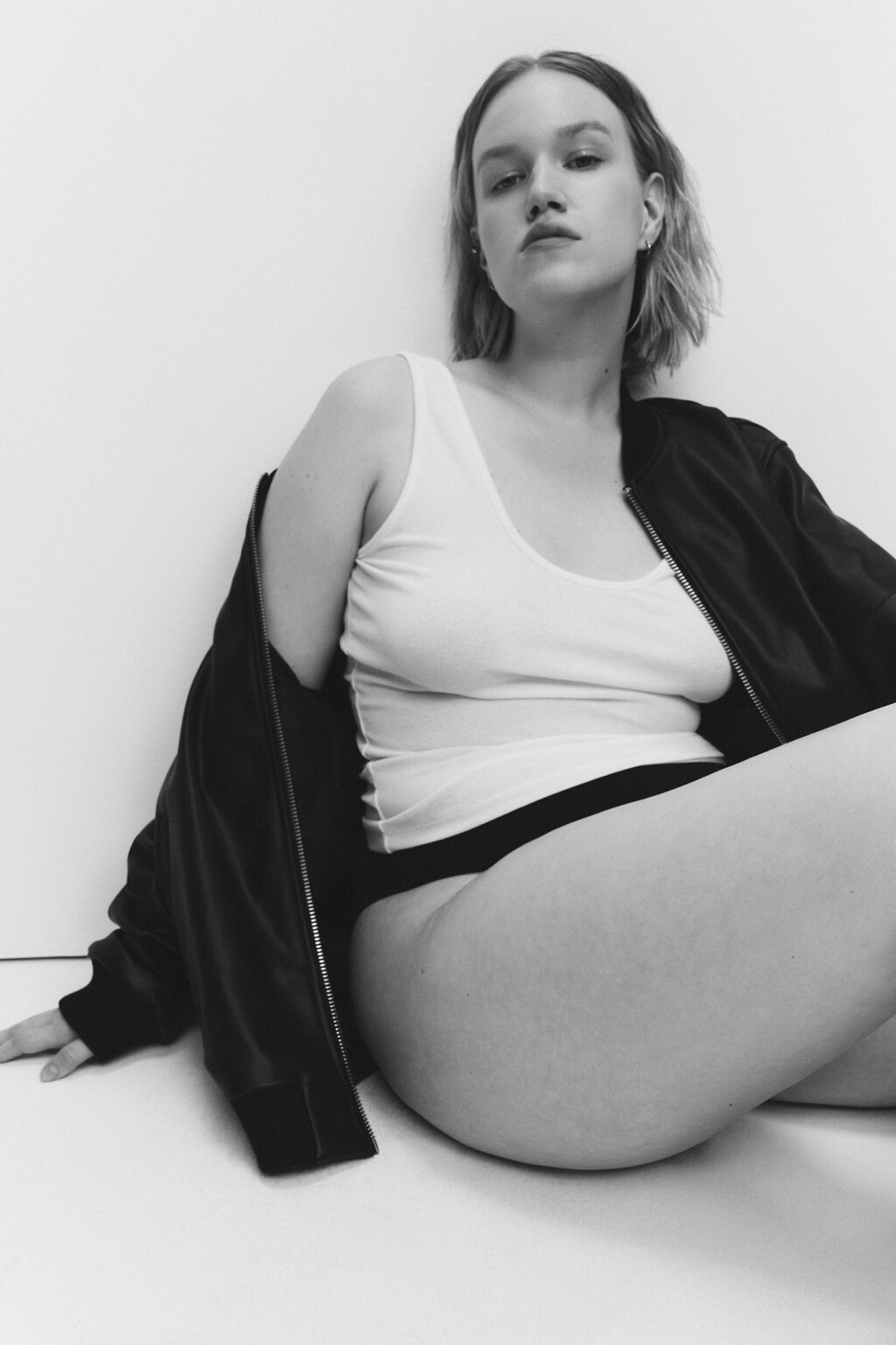 Майка-топ облегающая в рубчик на широких бретелях - цвет белый - 8