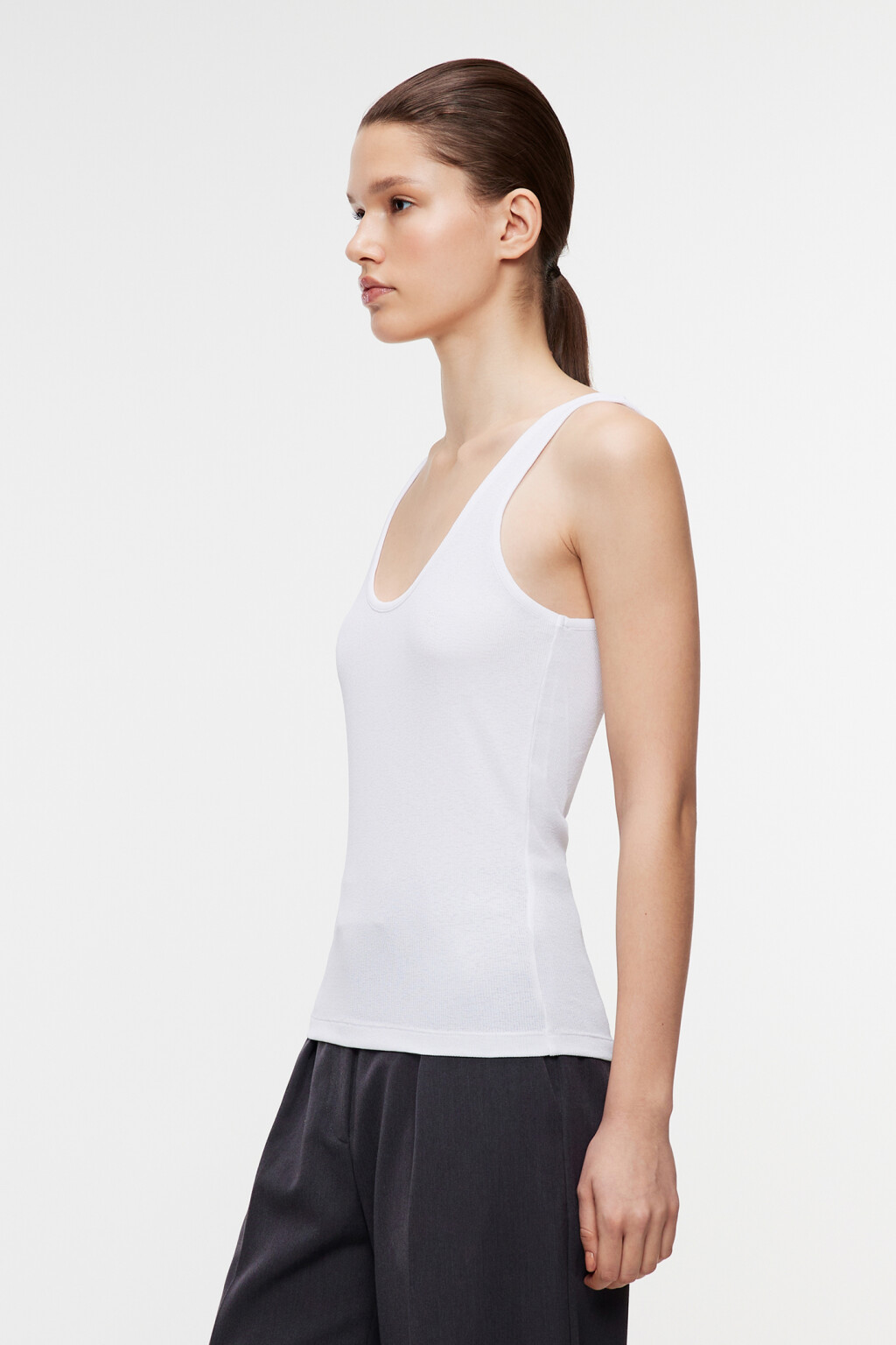 Майка-топ облегающая в рубчик на широких бретелях - цвет белый - 2