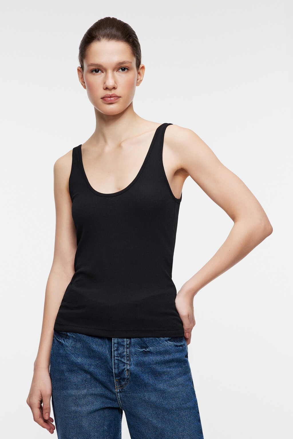 Майка-топ облегающая в рубчик на широких бретелях - цвет черный - 2