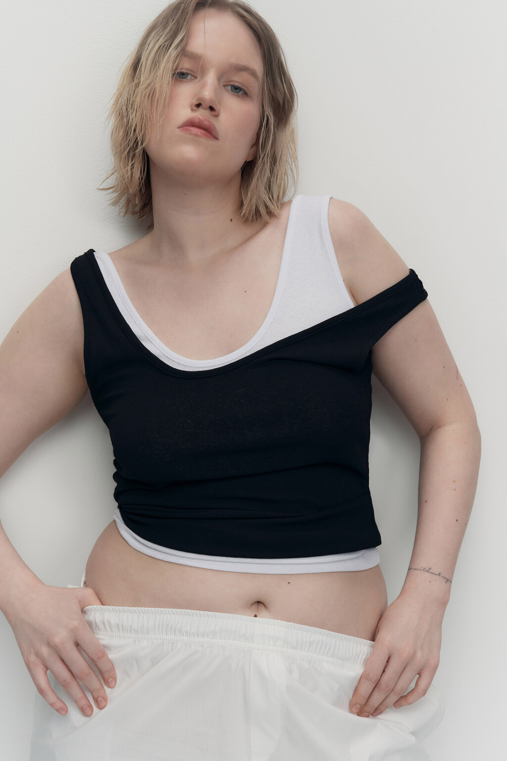 Майка-топ облегающая в рубчик на широких бретелях - цвет черный - 7