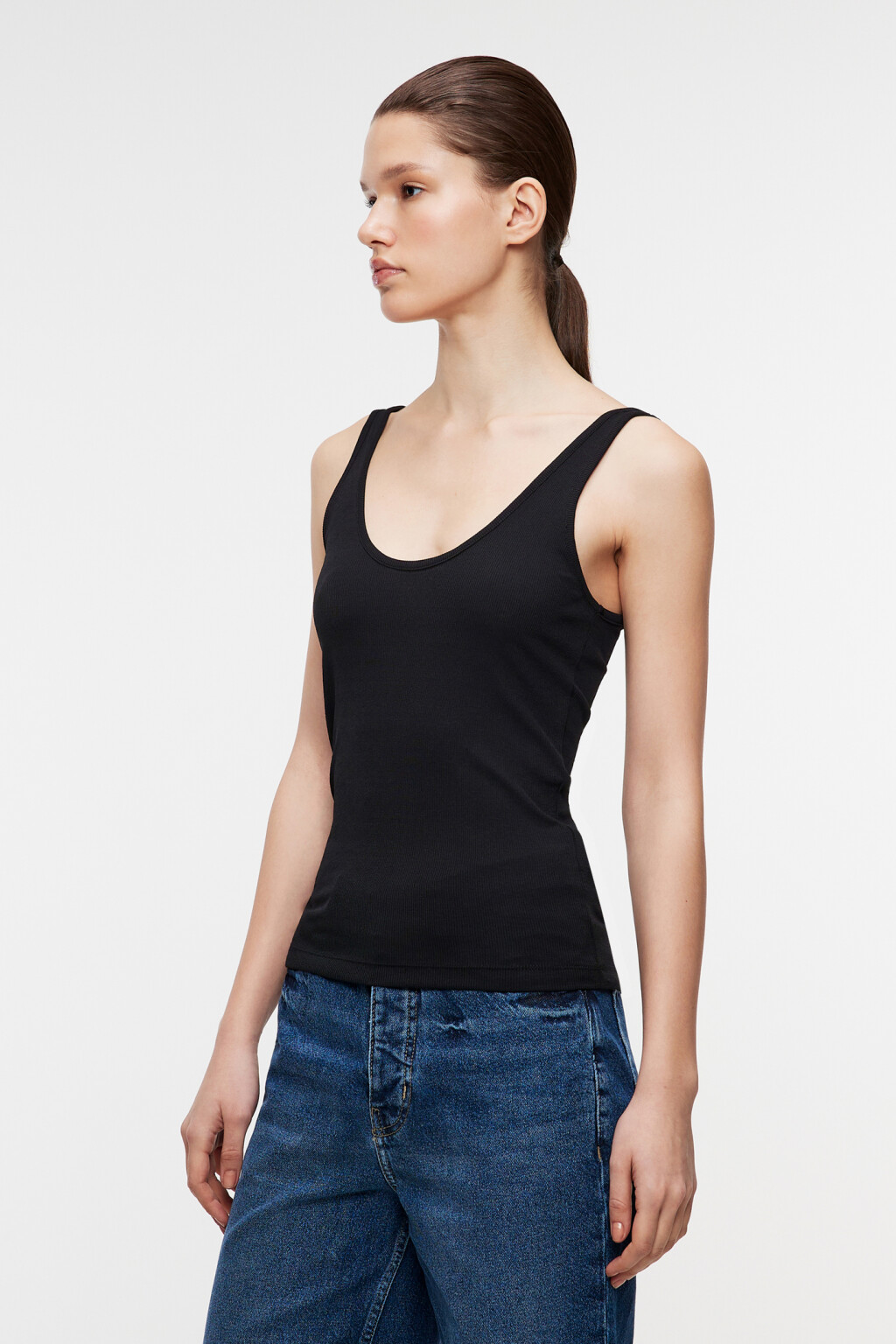 Майка-топ облегающая в рубчик на широких бретелях - цвет черный - 3