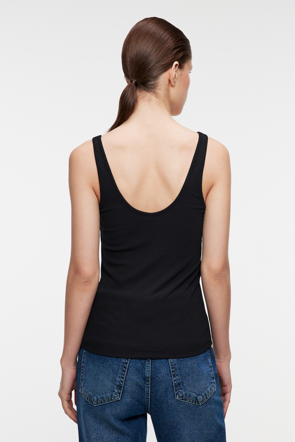 Майка-топ облегающая в рубчик на широких бретелях - цвет черный - 4