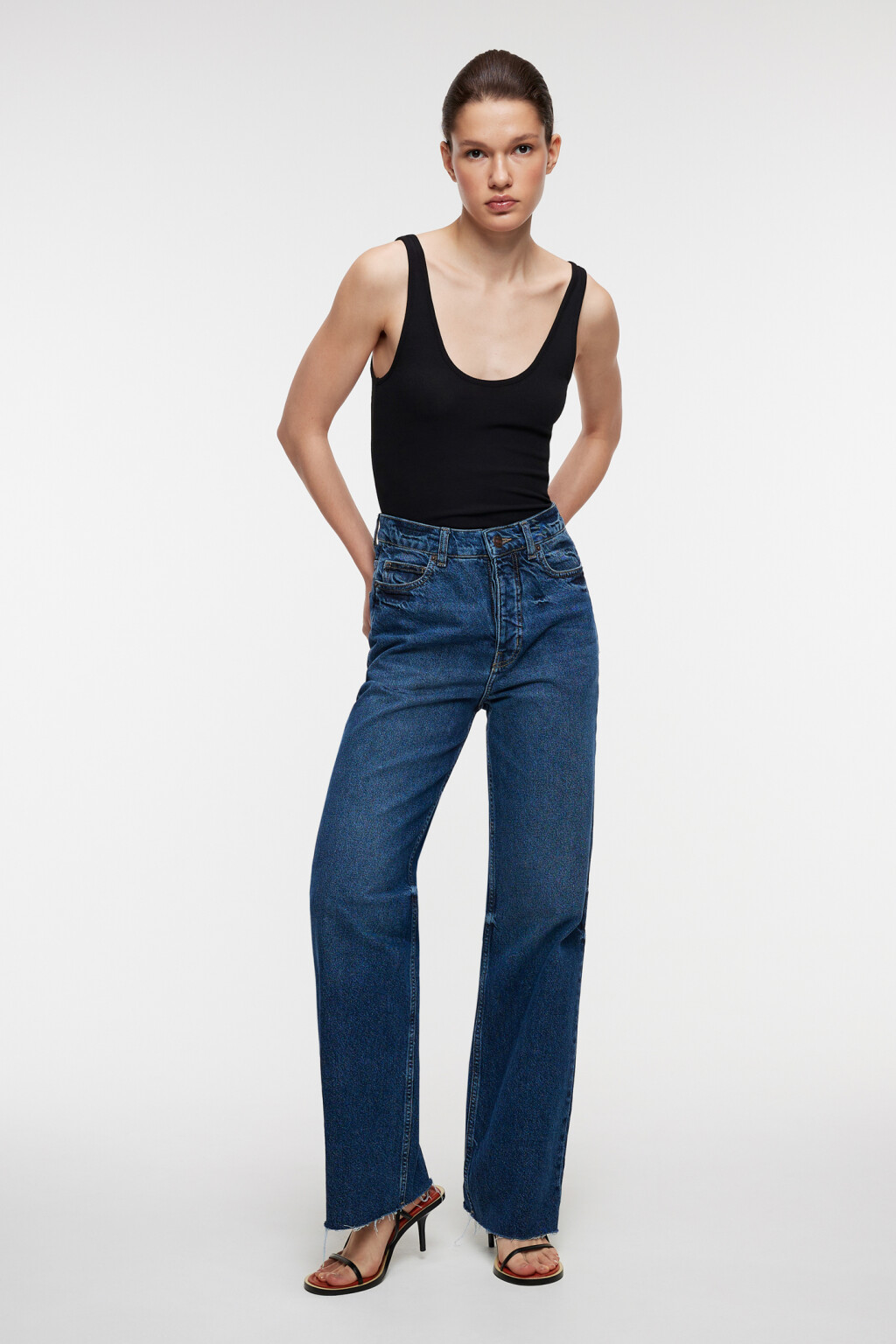 Майка-топ облегающая в рубчик на широких бретелях - цвет черный - 1