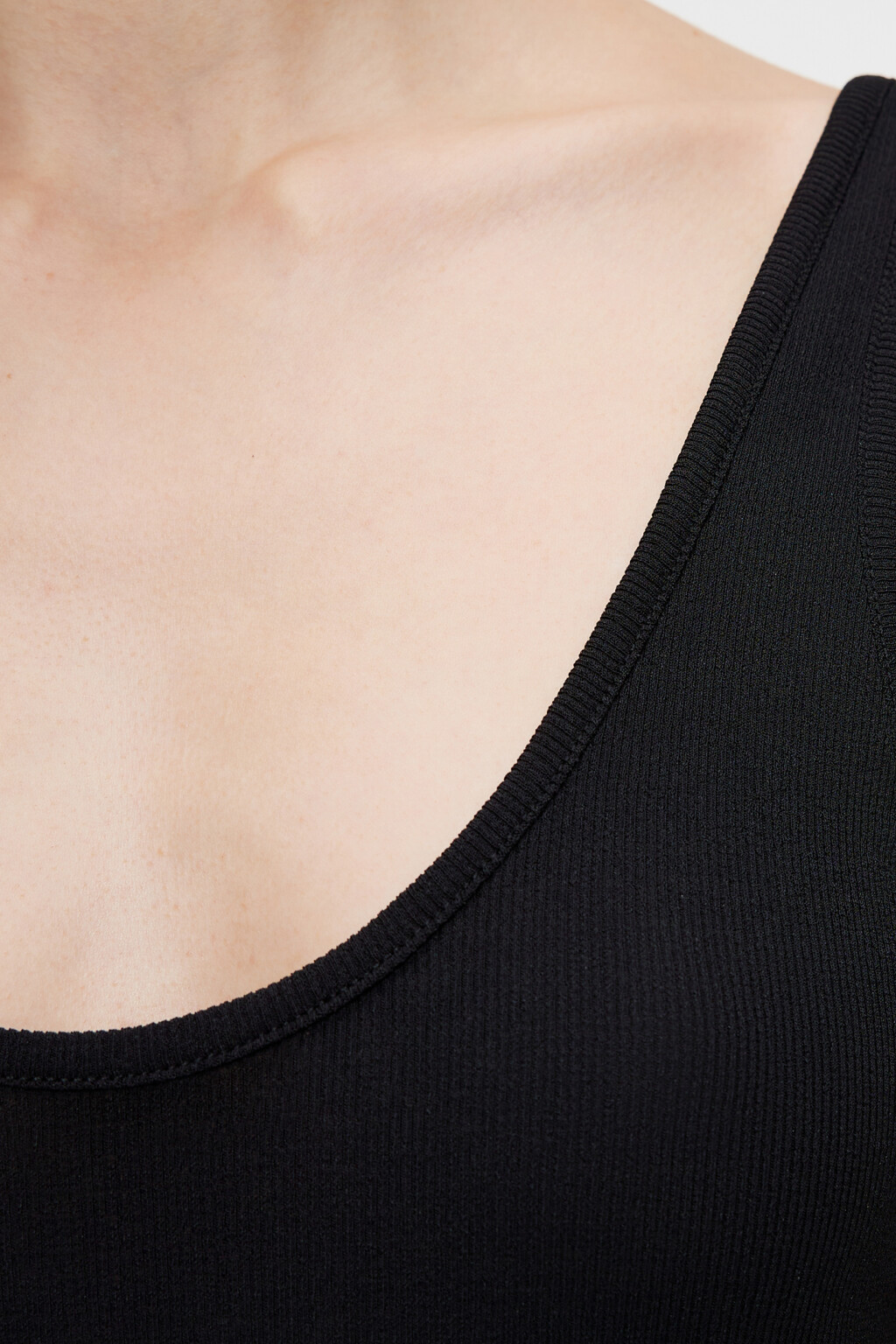 Майка-топ облегающая в рубчик на широких бретелях - цвет черный - 5