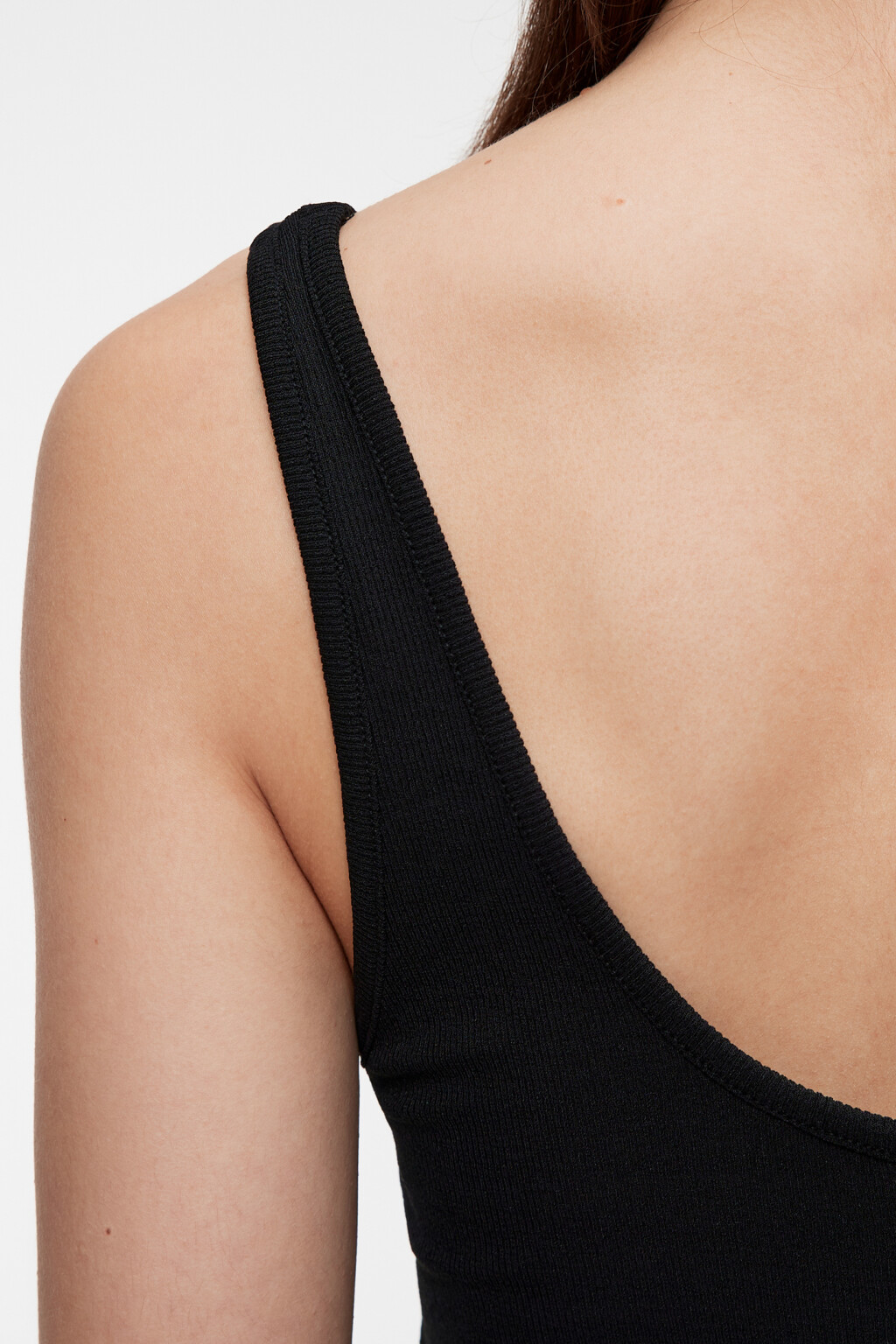 Майка-топ облегающая в рубчик на широких бретелях - цвет черный - 6