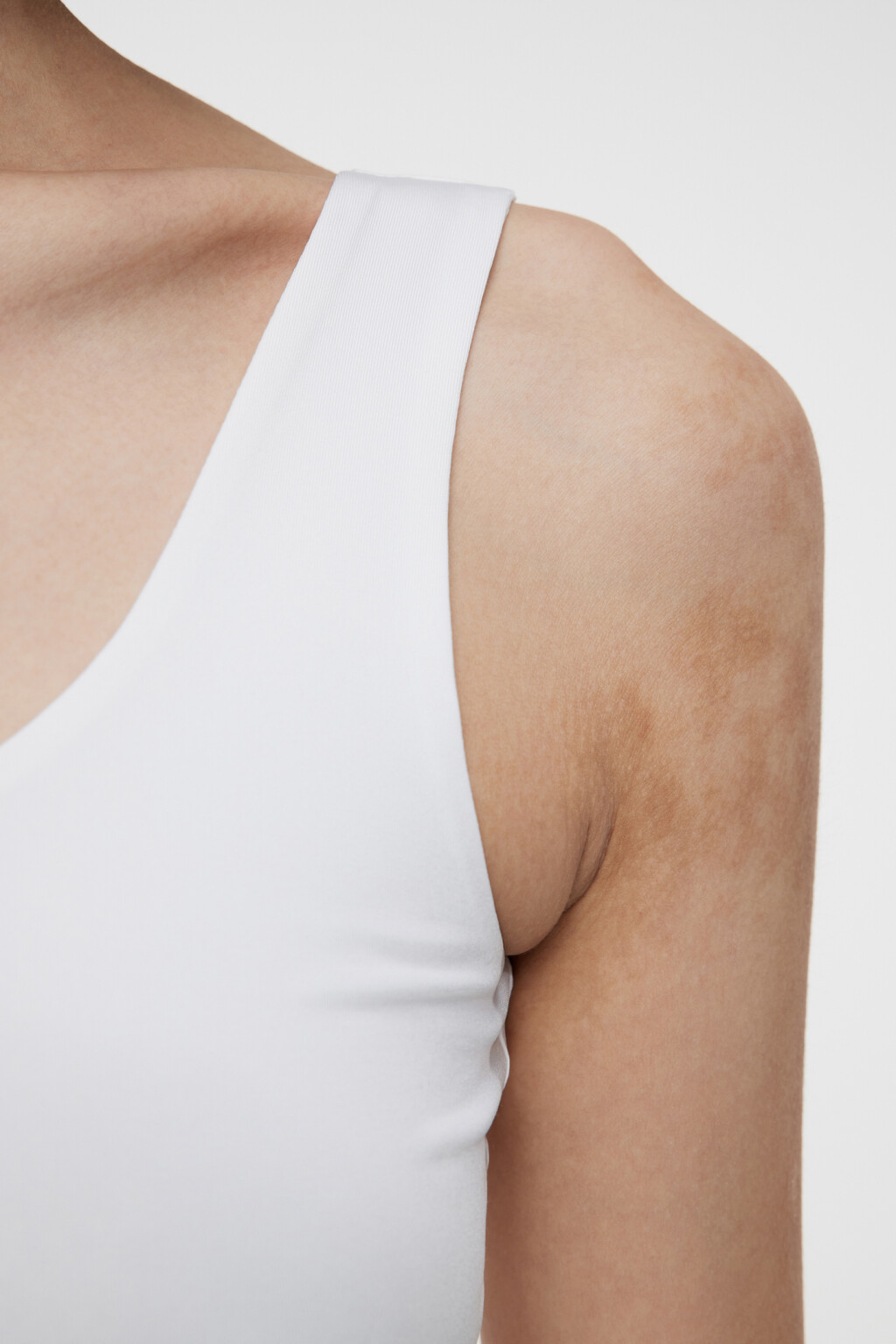 Топ-майка укороченный гладкий с подкладкой на груди - цвет белый - 5