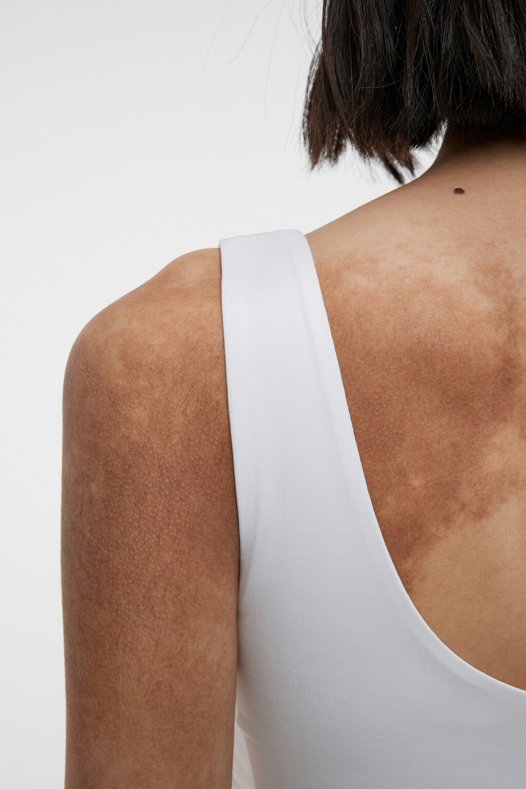 Топ-майка укороченный гладкий с подкладкой на груди - цвет белый - 6