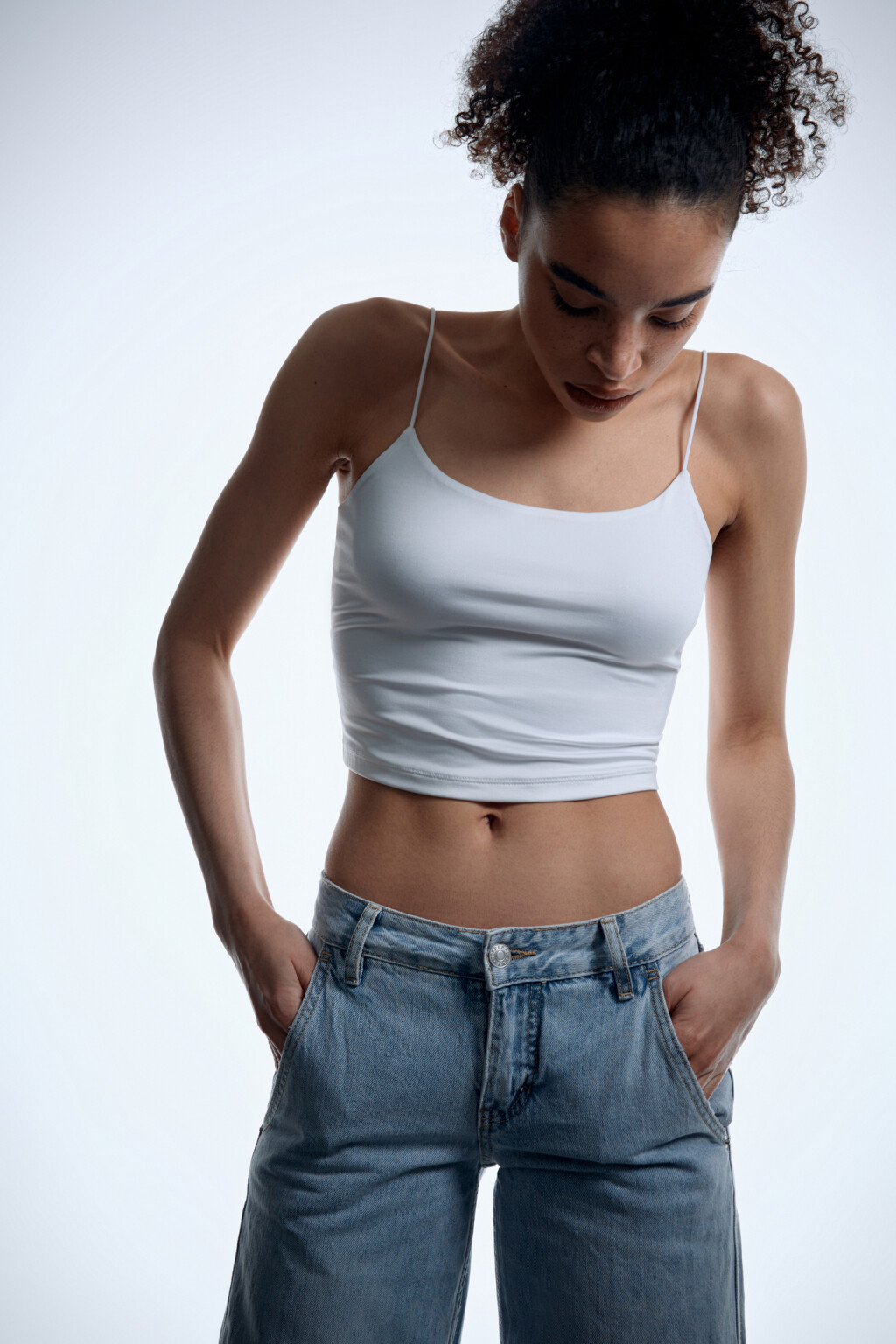 Топ-майка slim укороченный на тонких бретельках - цвет белый - 7