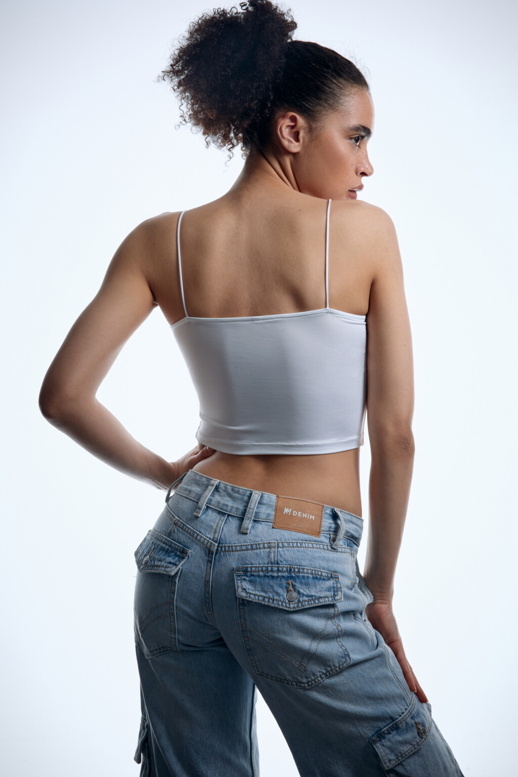 Топ-майка slim укороченный на тонких бретельках - цвет белый - 8