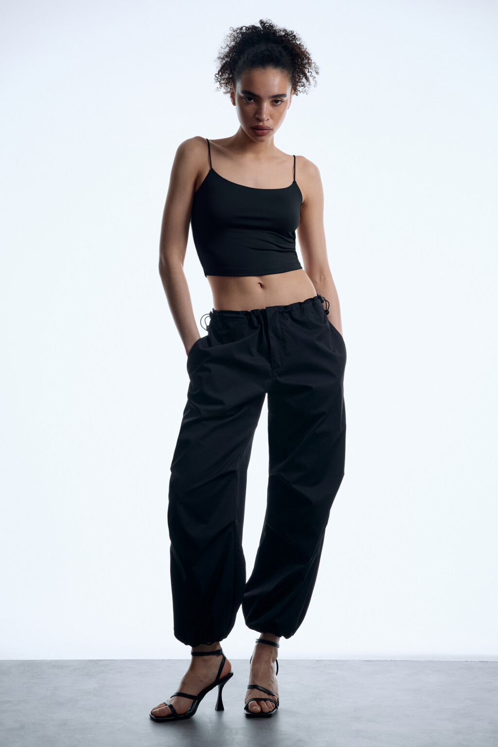 Топ-майка slim укороченный на тонких бретельках - цвет черный - 7