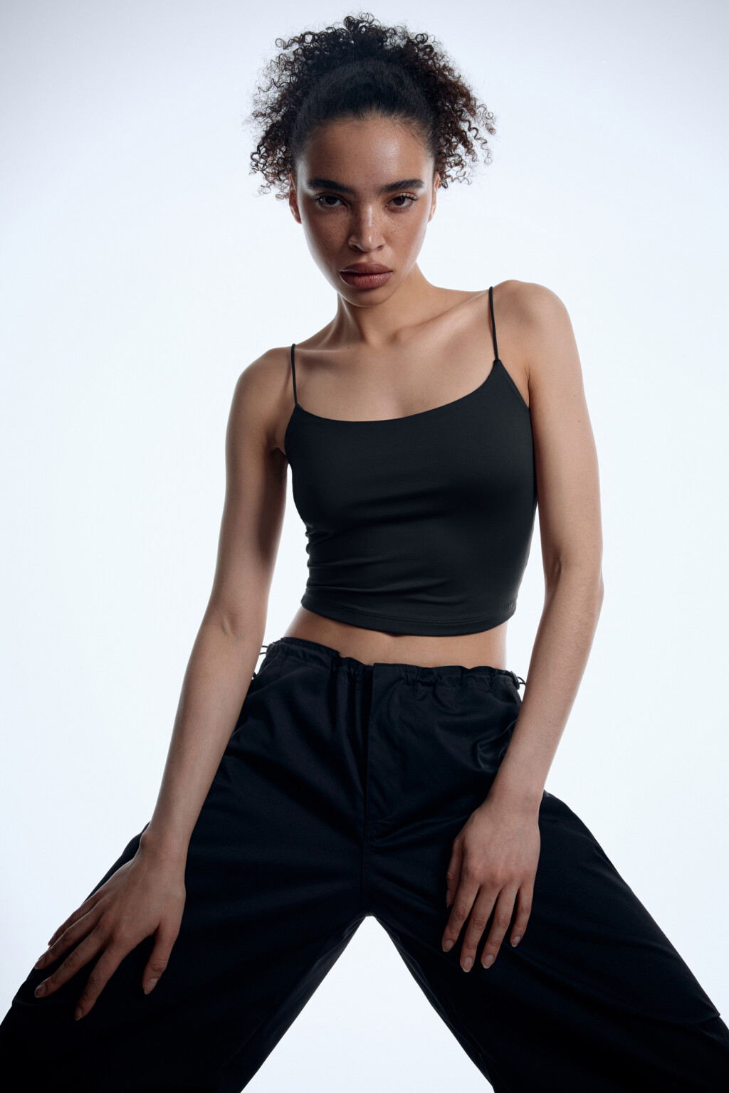 Топ-майка slim укороченный на тонких бретельках - цвет черный - 8