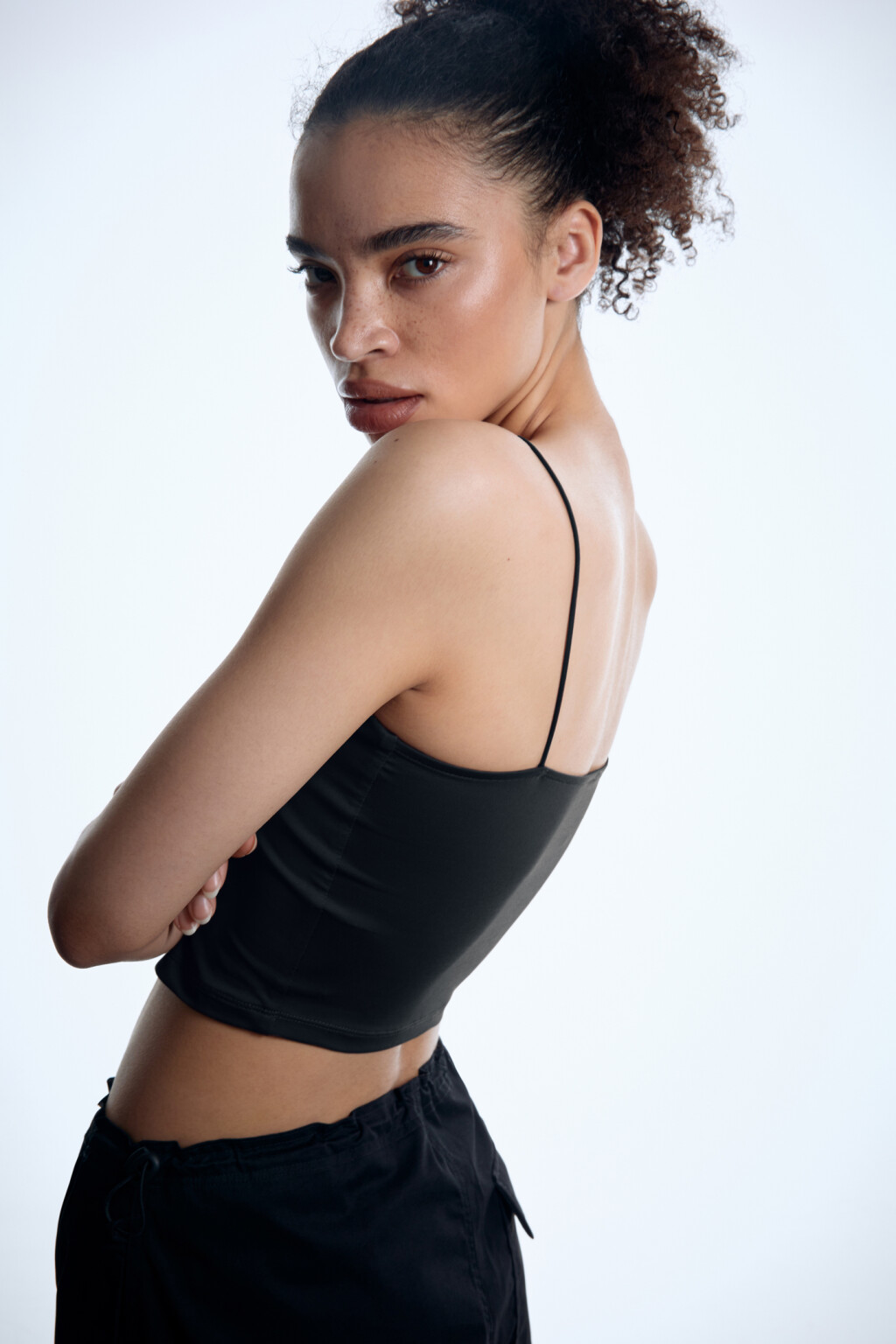 Топ-майка slim укороченный на тонких бретельках - цвет черный - 10