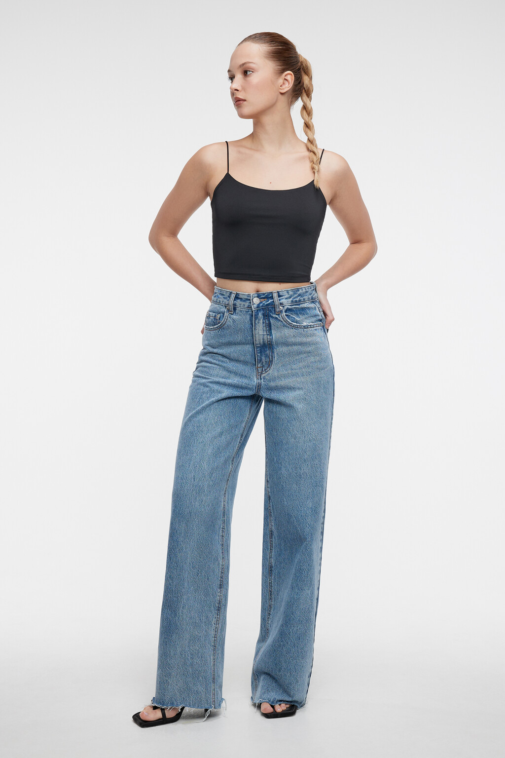 Топ-майка slim укороченный на тонких бретельках - цвет черный - 4