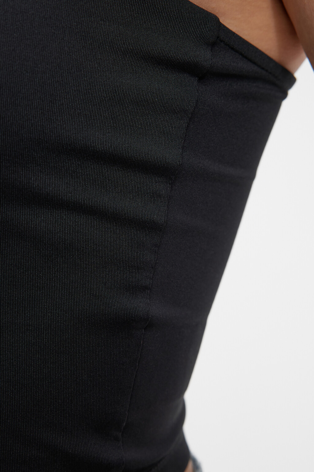 Топ-майка slim укороченный на тонких бретельках - цвет черный - 6