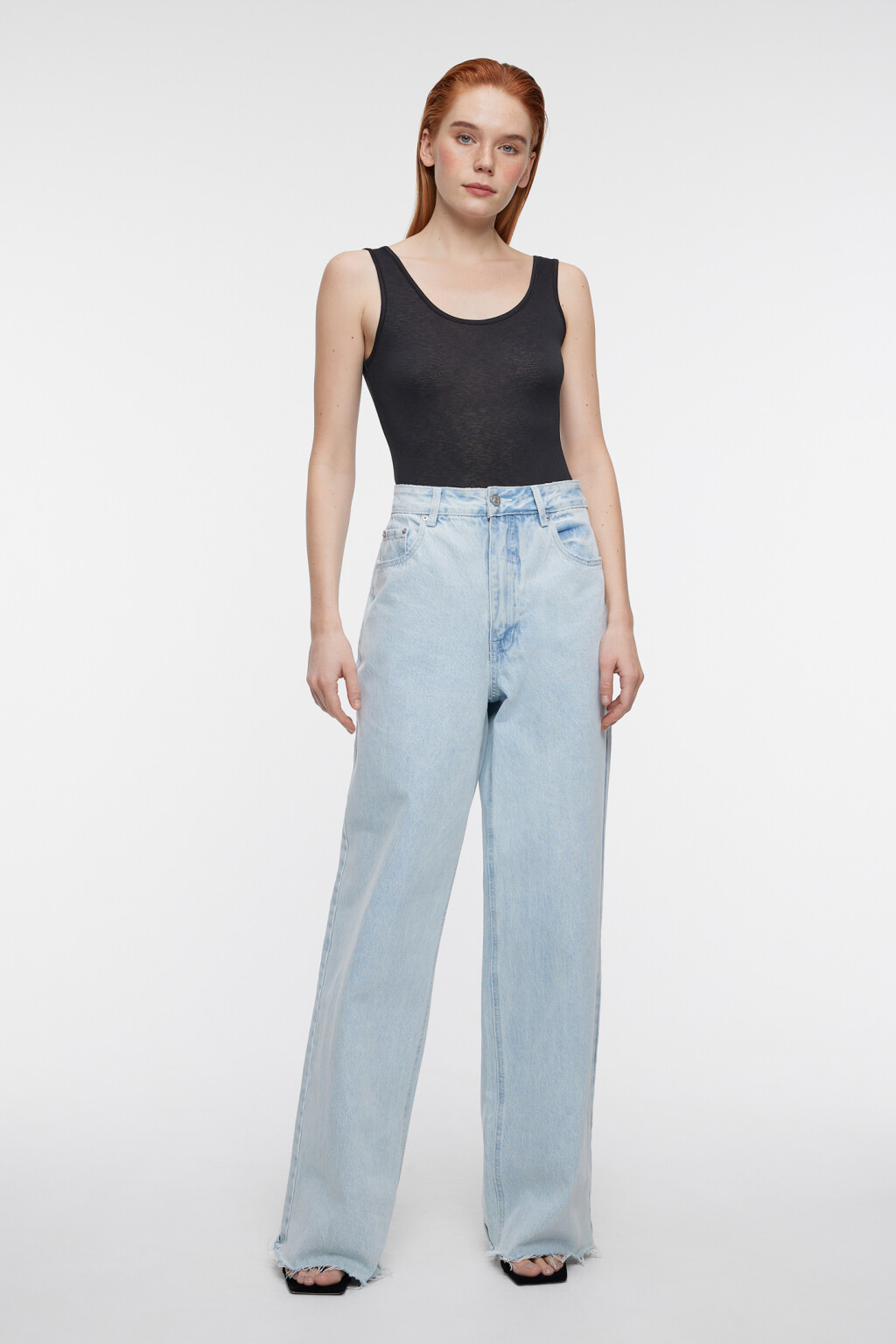 Боди-майка облегающая с глубоким вырезом - цвет черный - 4