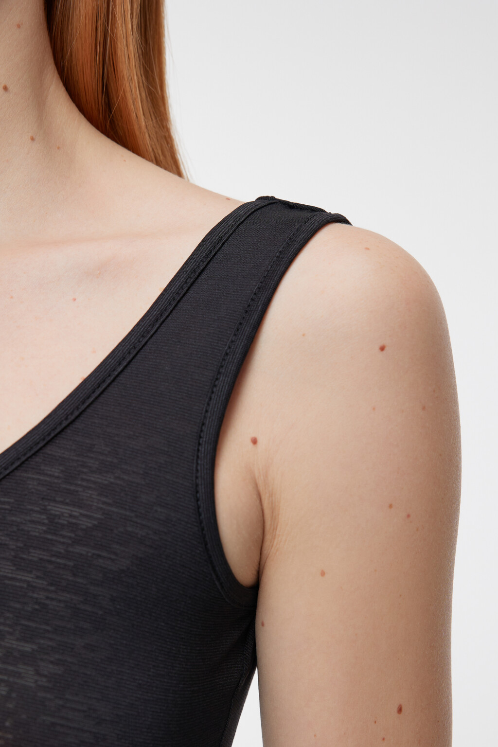 Боди-майка облегающая с глубоким вырезом - цвет черный - 5