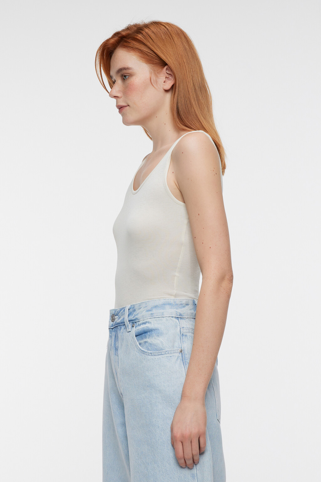 Боди-майка облегающая с глубоким вырезом - цвет бежевый - 2