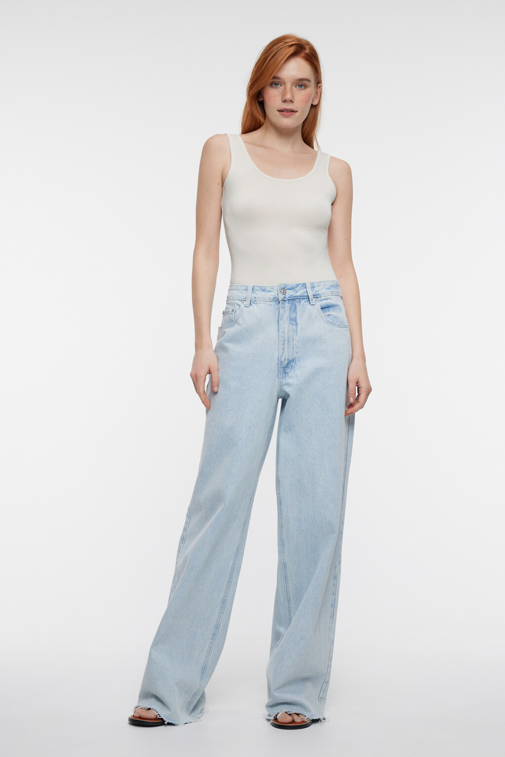 Боди-майка облегающая с глубоким вырезом - цвет бежевый - 4