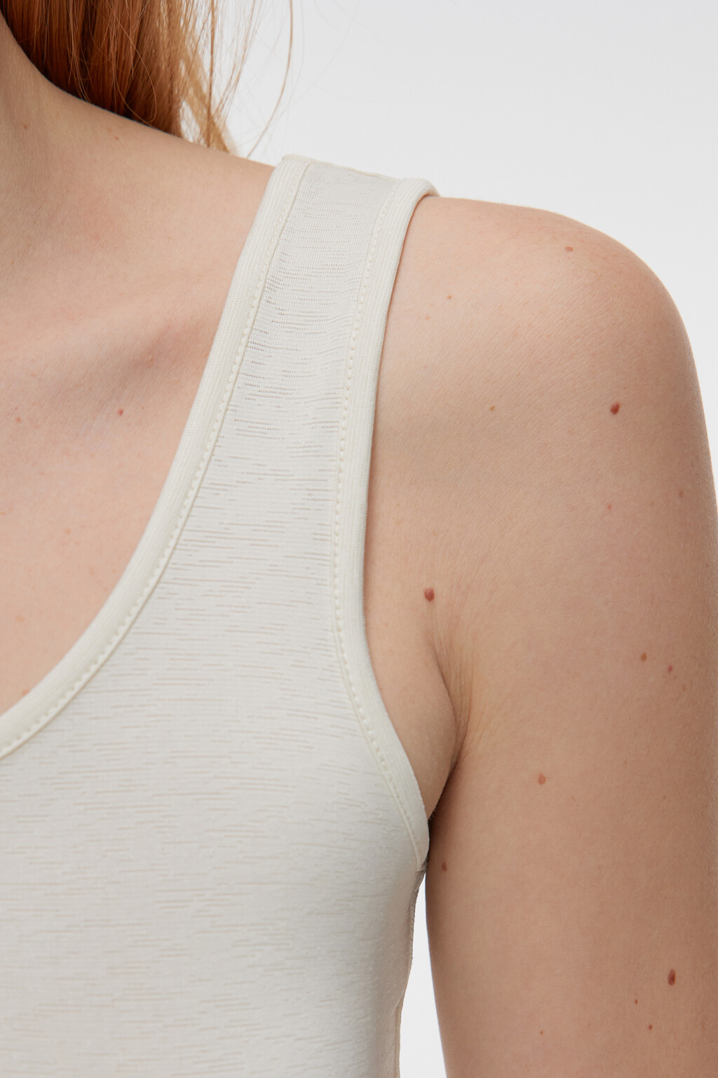 Боди-майка облегающая с глубоким вырезом - цвет бежевый - 5