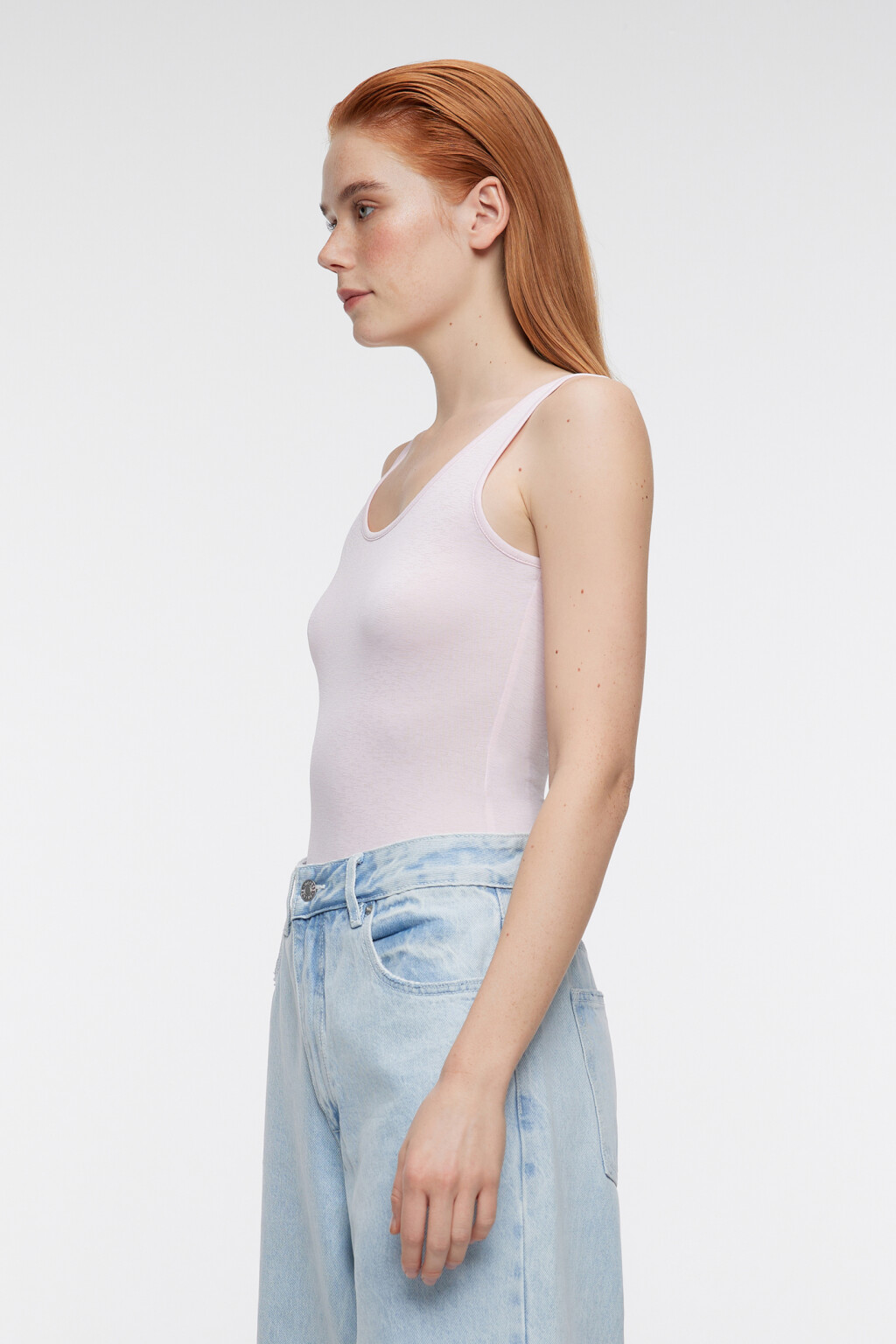 Боди-майка облегающая с глубоким вырезом - цвет розовый - 2