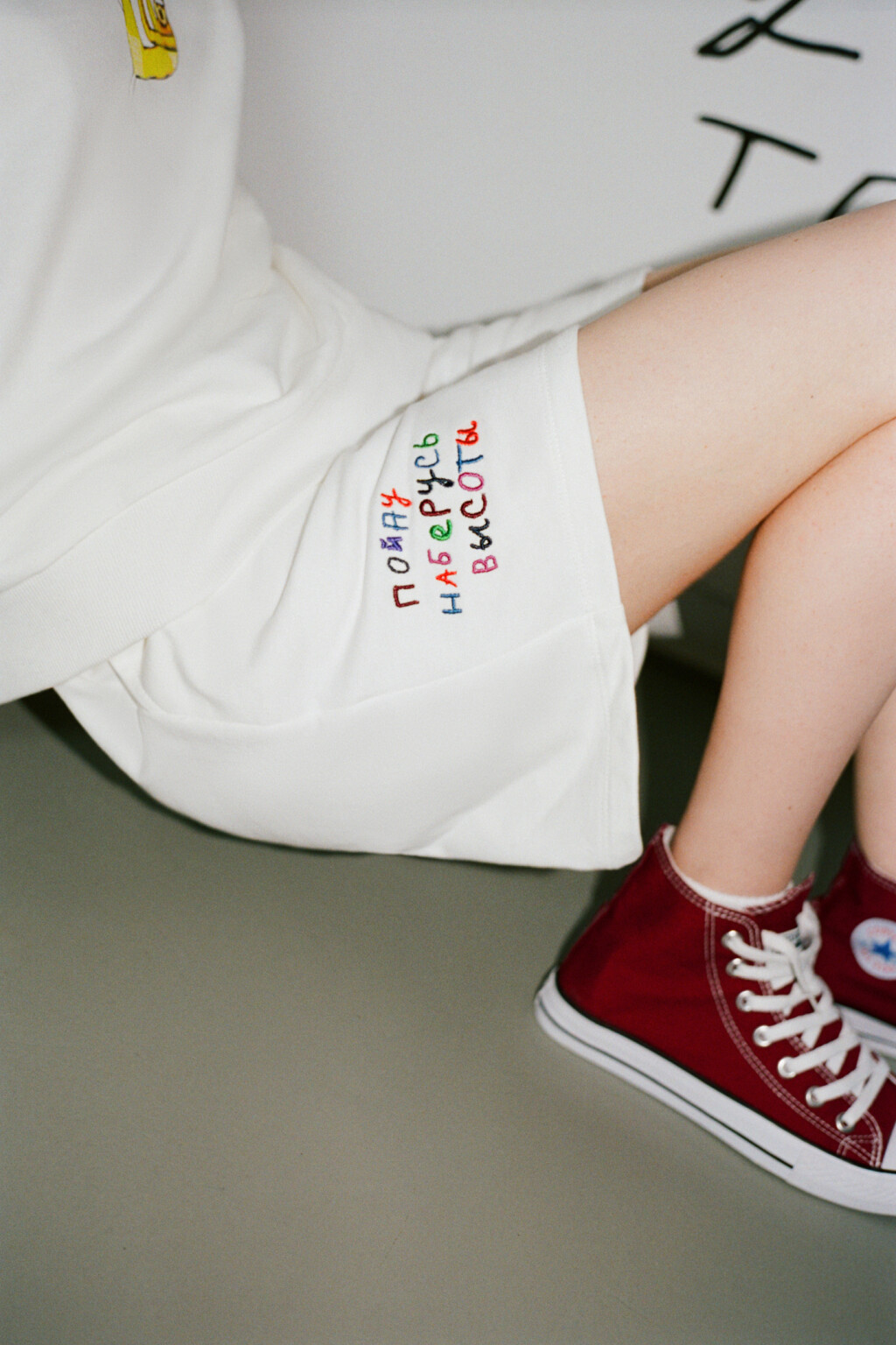 Шорты мини хлопковые с поясом-резинкой и принтом - цвет белый - 7