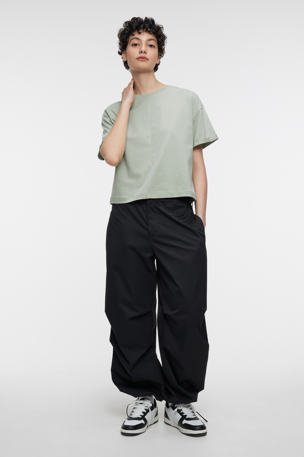 Футболка oversize укороченная с подвернутыми рукавами - цвет зеленый - 4