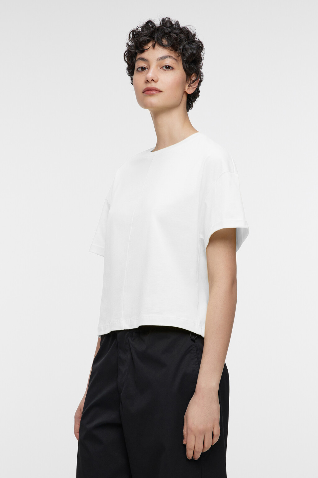 Футболка oversize укороченная с подвернутыми рукавами - цвет белый - 2