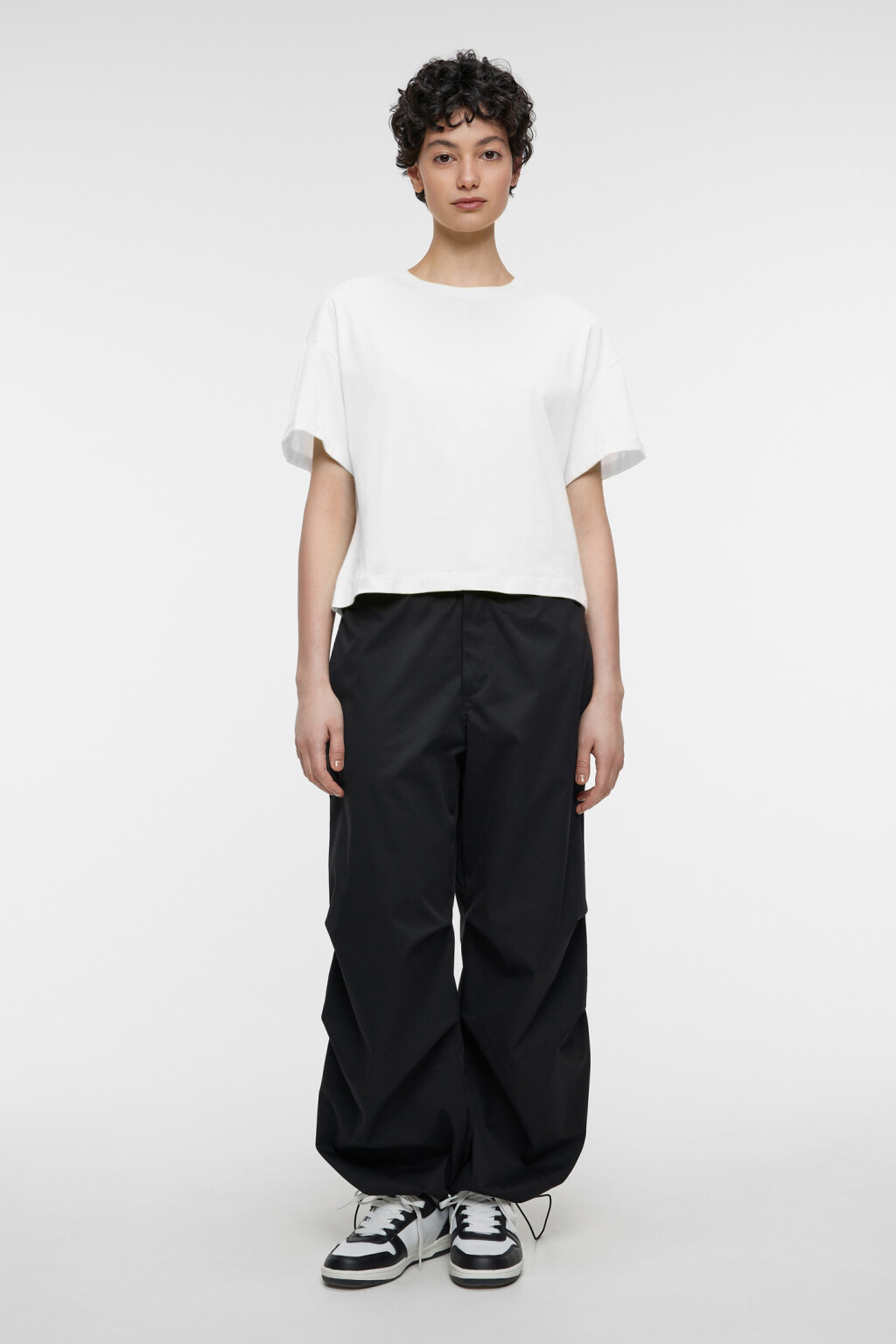 Футболка oversize укороченная с подвернутыми рукавами - цвет белый - 4