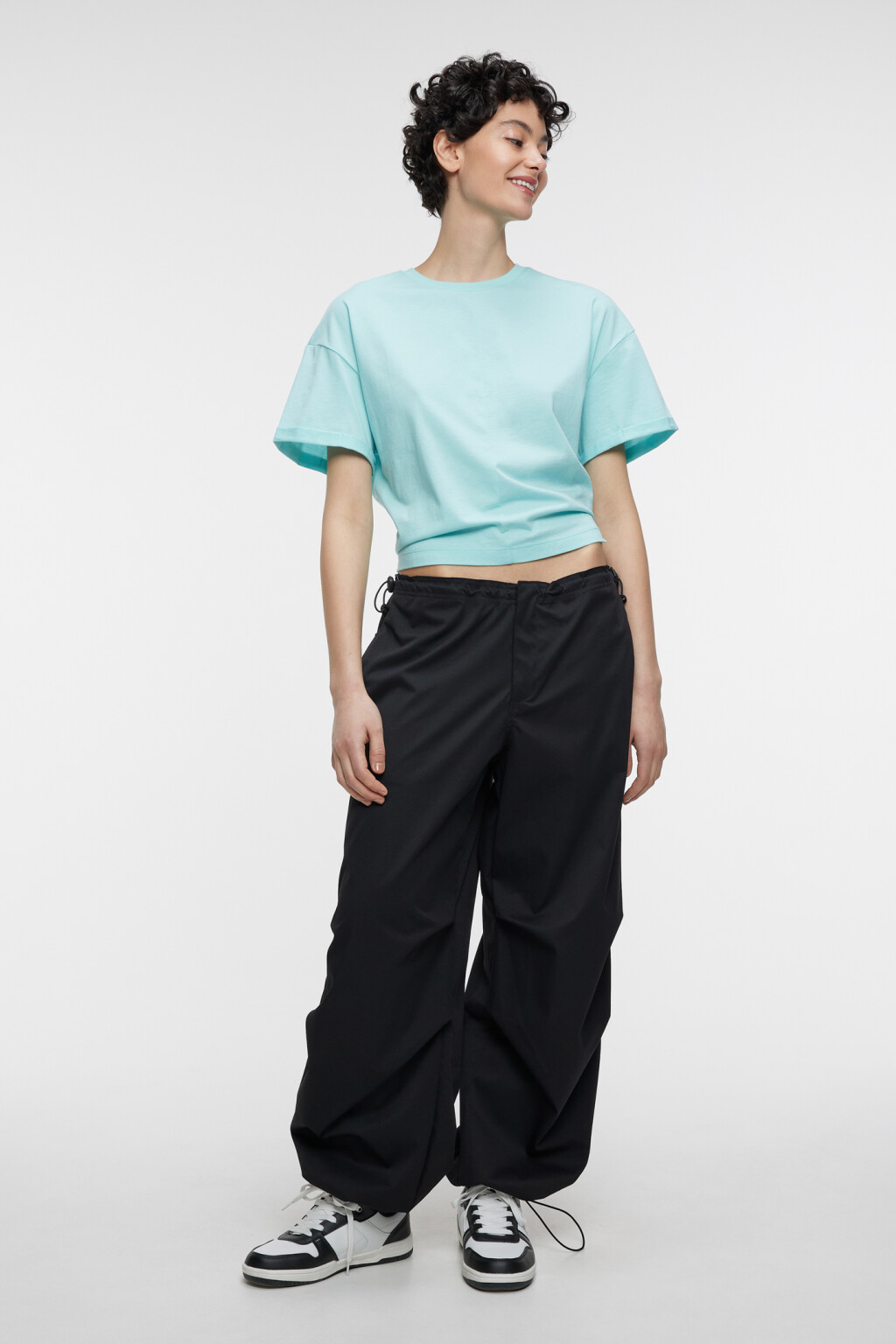 Футболка oversize укороченная с подвернутыми рукавами - цвет голубой - 4