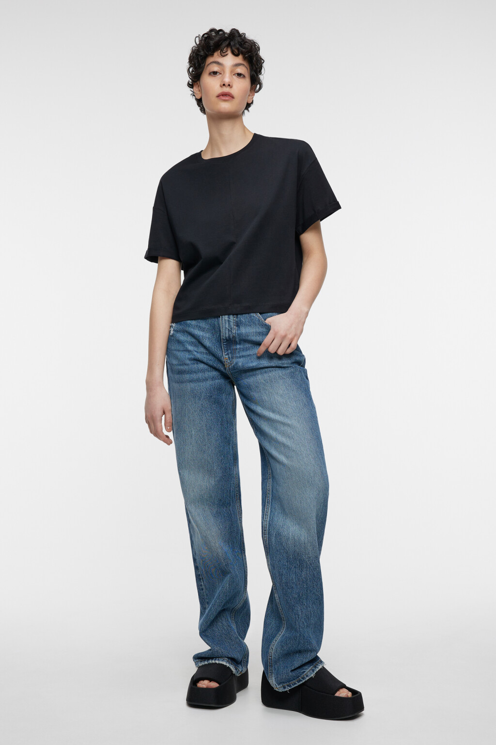 Футболка oversize укороченная с подвернутыми рукавами - цвет черный - 4