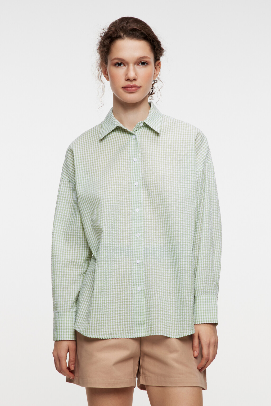 Блузка-рубашка oversize клетчатая из фактурной ткани - цвет зеленый - 2