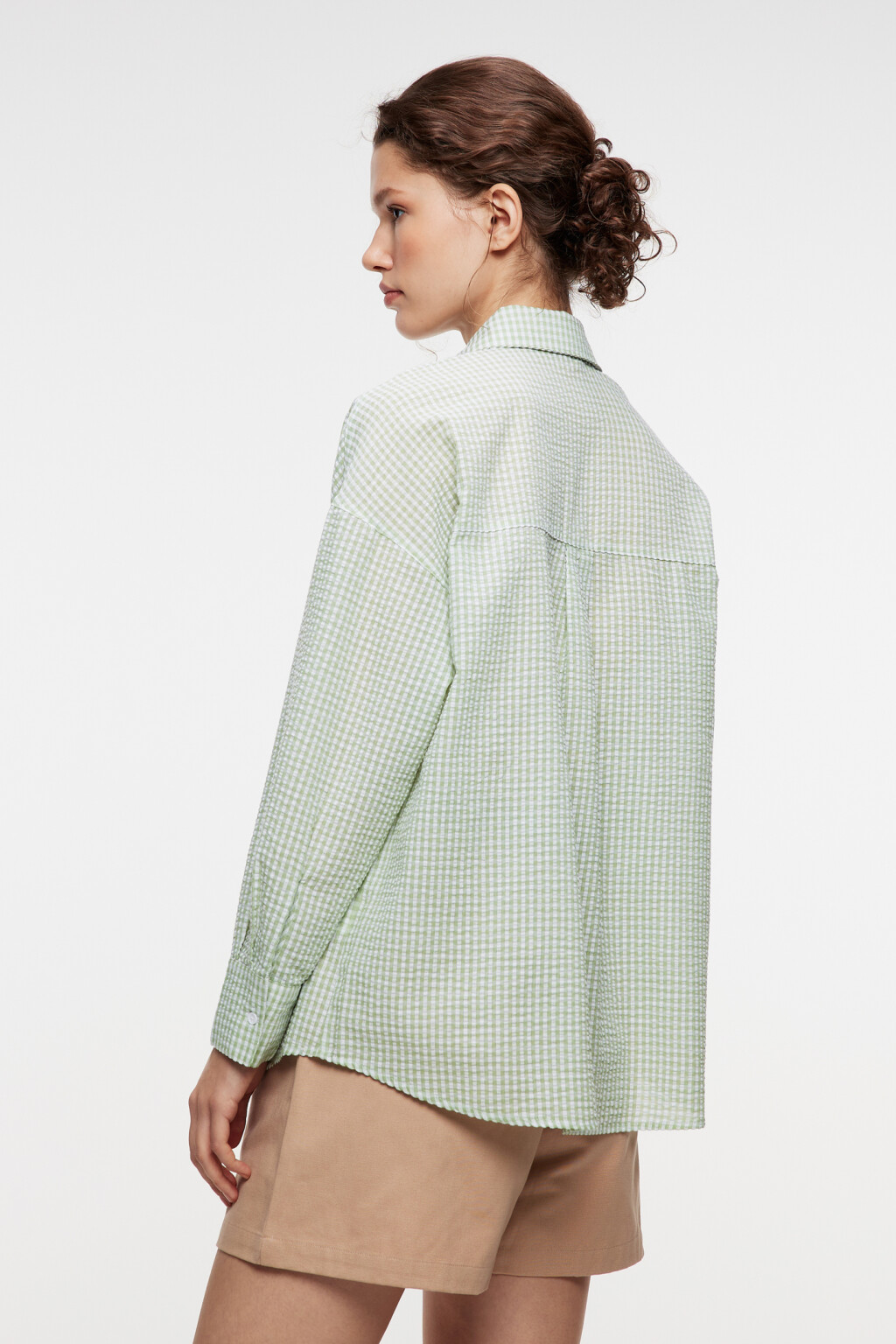 Блузка-рубашка oversize клетчатая из фактурной ткани - цвет зеленый - 4