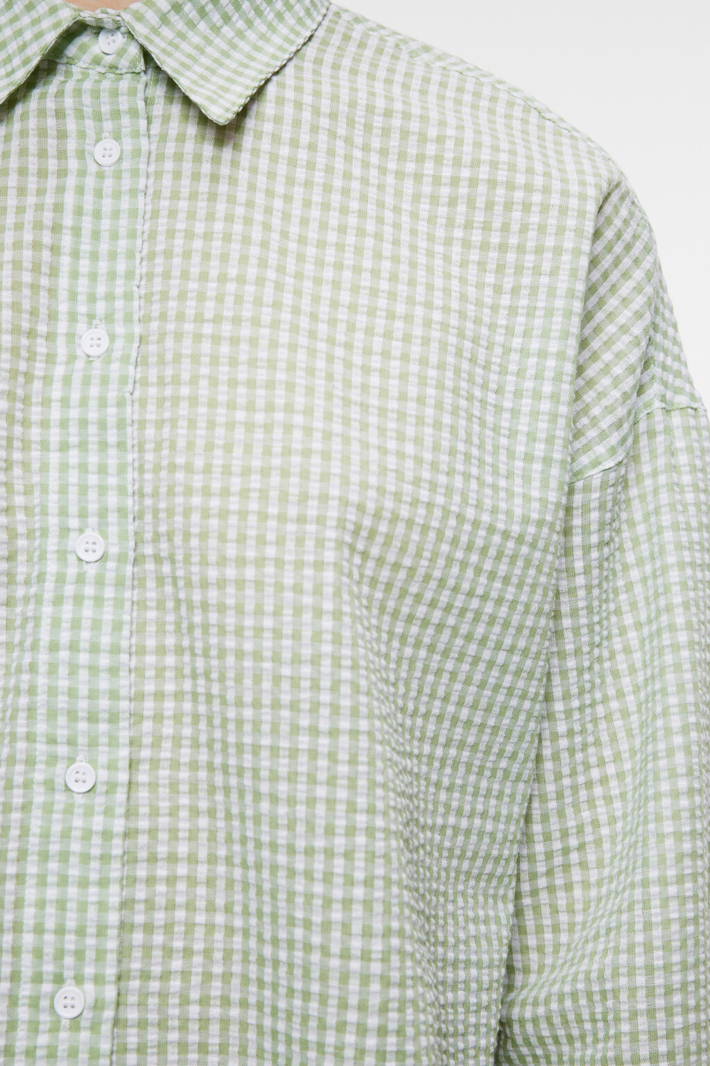 Блузка-рубашка oversize клетчатая из фактурной ткани - цвет зеленый - 6