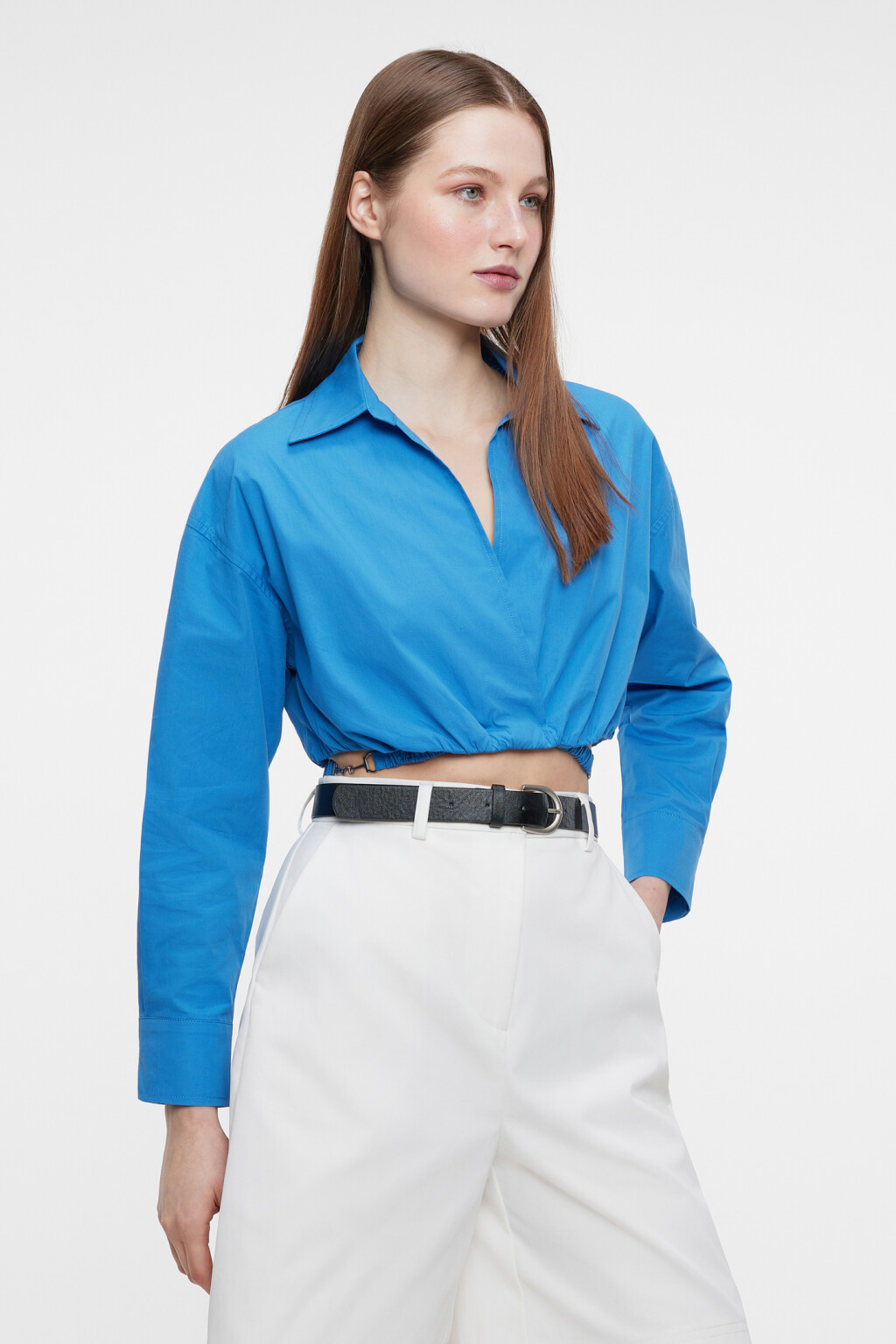 Блузка-рубашка укороченная на запах с ремешком - цвет голубой - 3