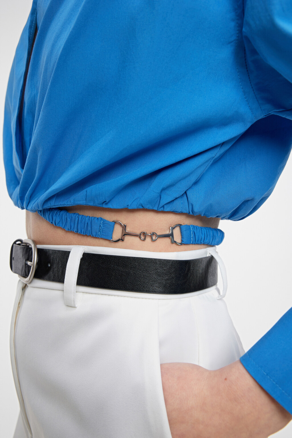 Блузка-рубашка укороченная на запах с ремешком - цвет голубой - 6