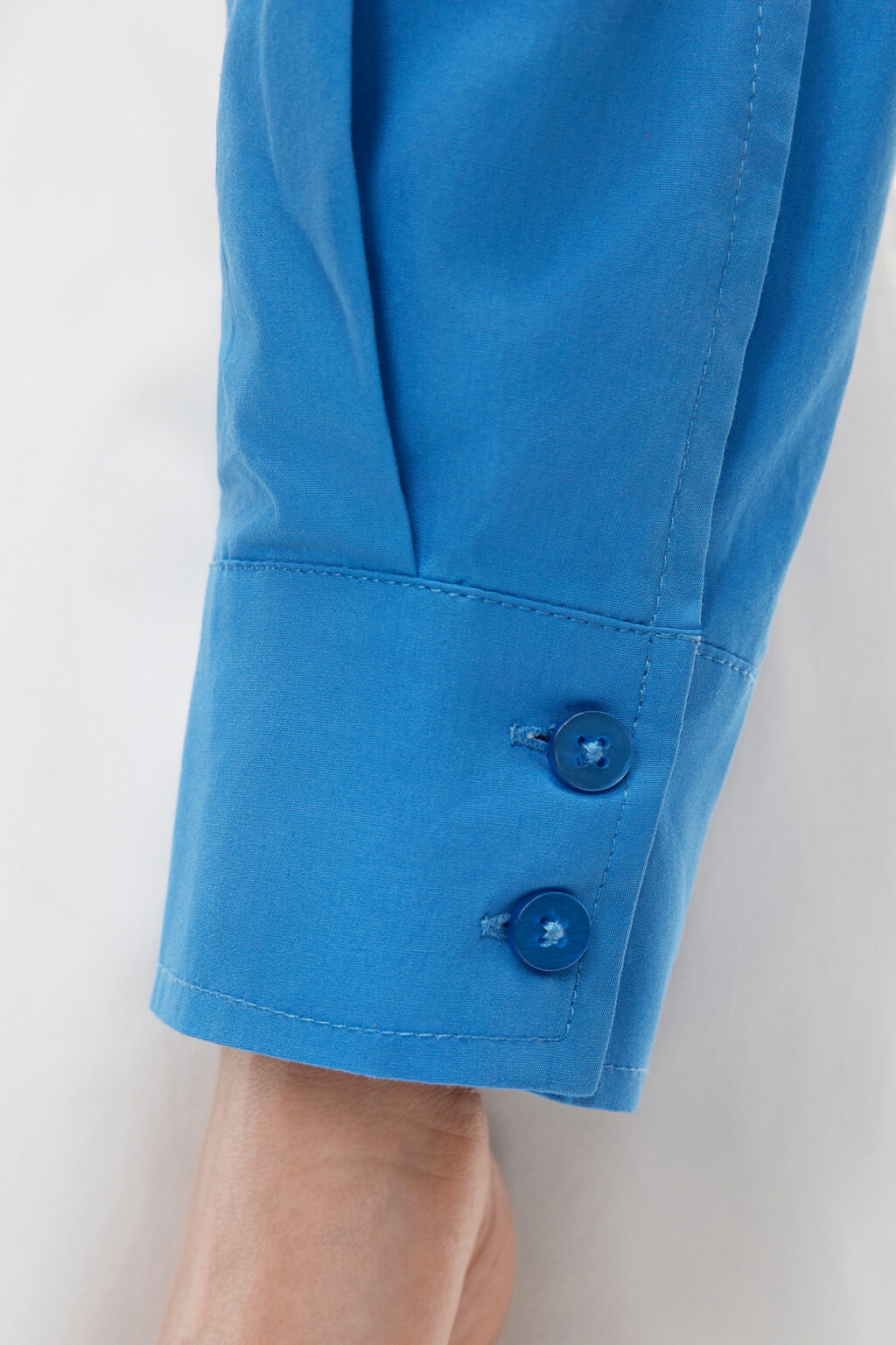 Блузка-рубашка укороченная на запах с ремешком - цвет голубой - 7