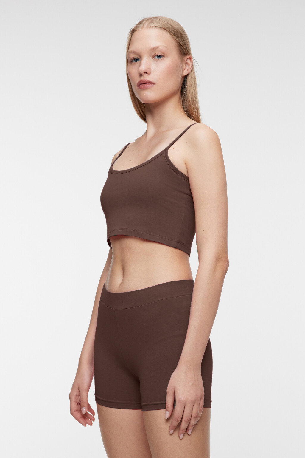 Топ-майка укороченный хлопковый на тонких бретелях - цвет коричневый - 2
