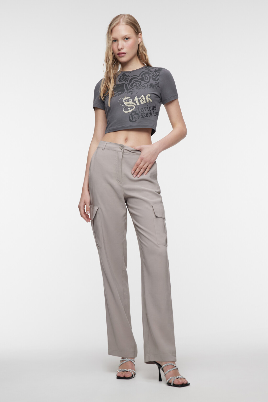 Топ-футболка хлопковый укороченный с принтом и стразами - цвет серый - 4