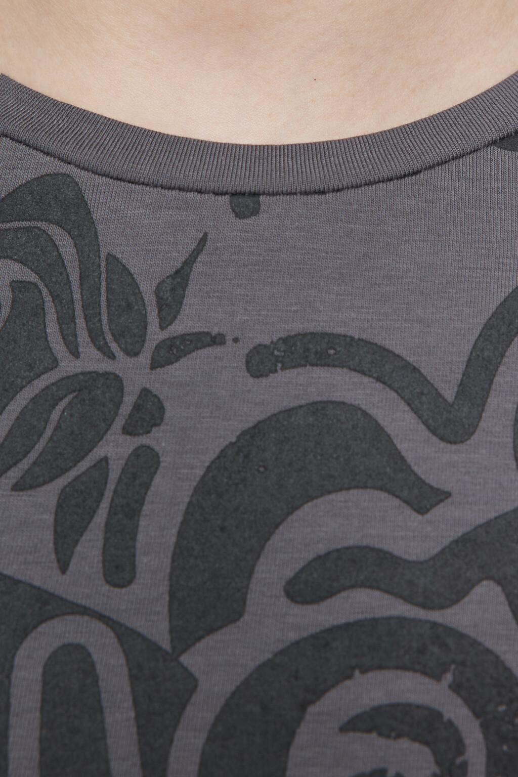 Топ-футболка хлопковый укороченный с принтом и стразами - цвет серый - 5